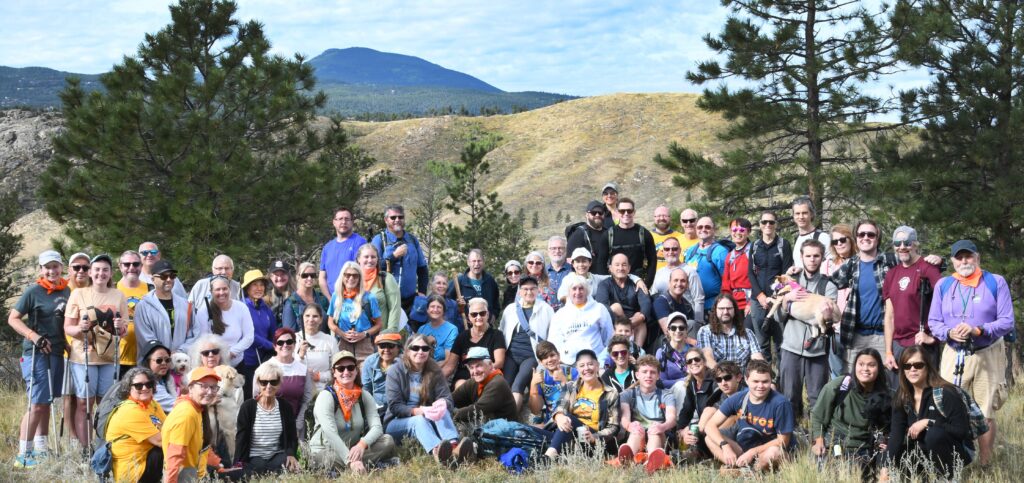 Aftersight's 2025 Audio Trekkers Hike where hikers are standing all together for a photo in front of the mountains.
